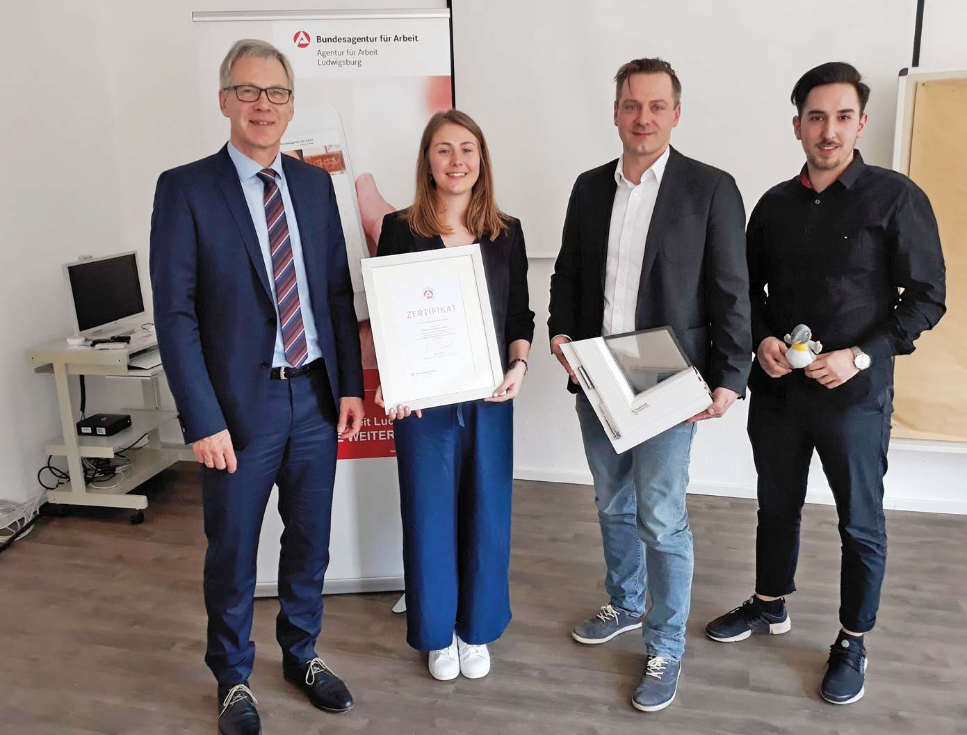 Übergabe des Ausbildungszertifikats (von links):Martin Scheel, Leiter der Arbeitsagentur, Jeanine Schweiker, Michael Hilbig und Muhammed Bostan Übergabe des Ausbildungszertifikats (von links):Martin Scheel, Leiter der Arbeitsagentur, Jeanine Schweiker, Michael Hilbig und Muhammed Bostan