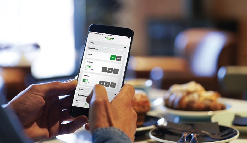 Ganz einfach mobil mit dem Smartphonevon unterwegs prüfen, ob alle Rolllädengeschlossen sind und das Licht ausgeschaltetist. Ganz einfach mobil mit dem Smartphonevon unterwegs prüfen, ob alle Rolllädengeschlossen sind und das Licht ausgeschaltetist.